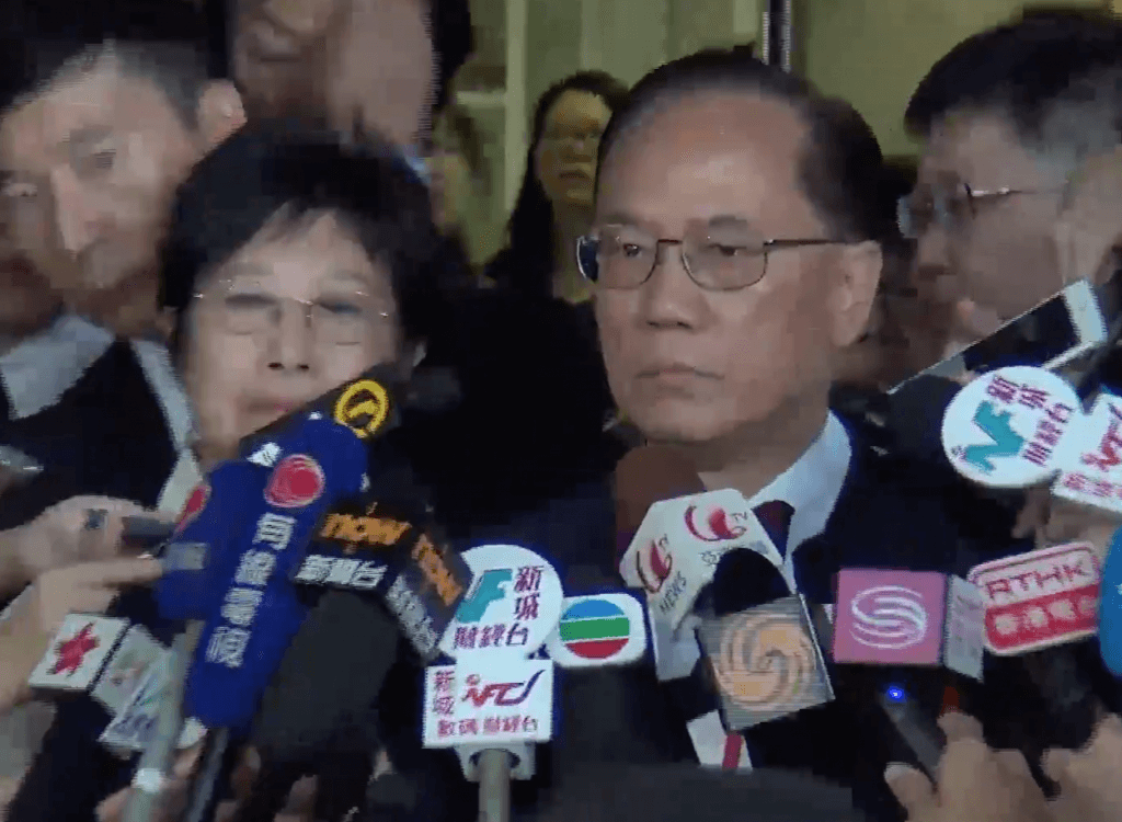 Speaking to the press outside the court, Donald Tsang says he will co-operate with ICAC and he has confidence that the court will exonerate him.  (Screenshot: Ontv)